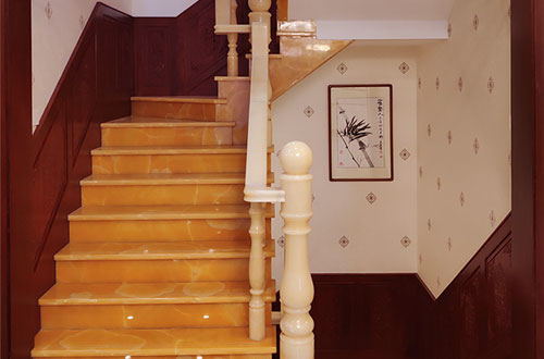 新盈镇中式别墅室内汉白玉石楼梯的定制安装装饰效果